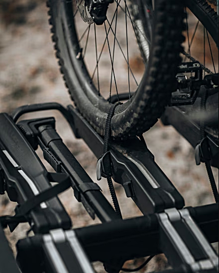Duży odstęp między rowerami w Thule Epos ParkSecure 3-bike